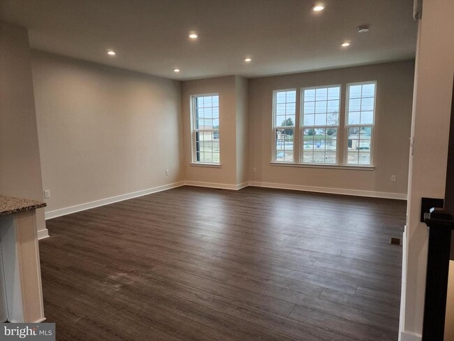 Building Photo - 321 E Cochran St