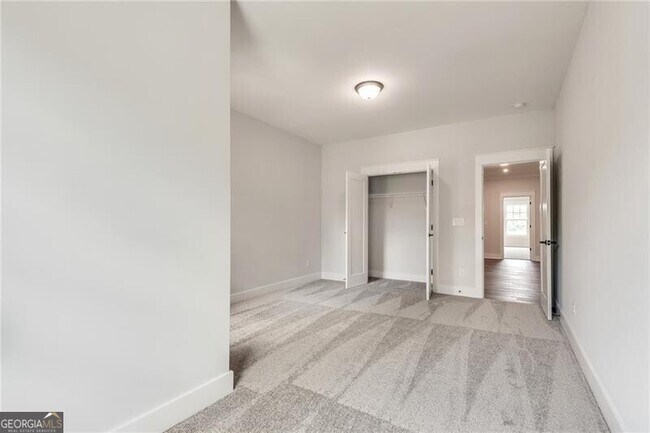 Building Photo - 425 Maplewood Dr
