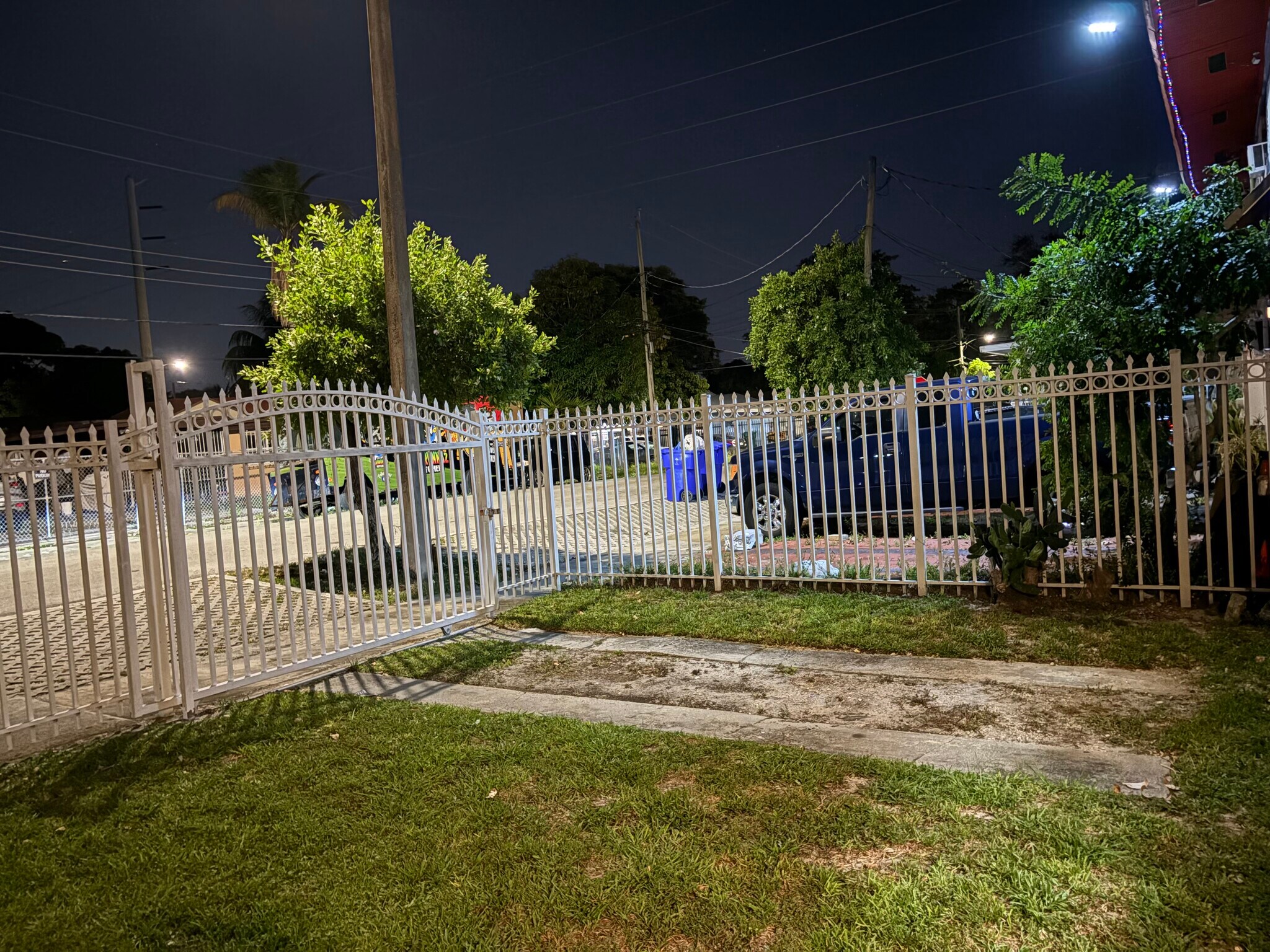 Your own separate entrance and parking spot - 1322 NW 29th Ter