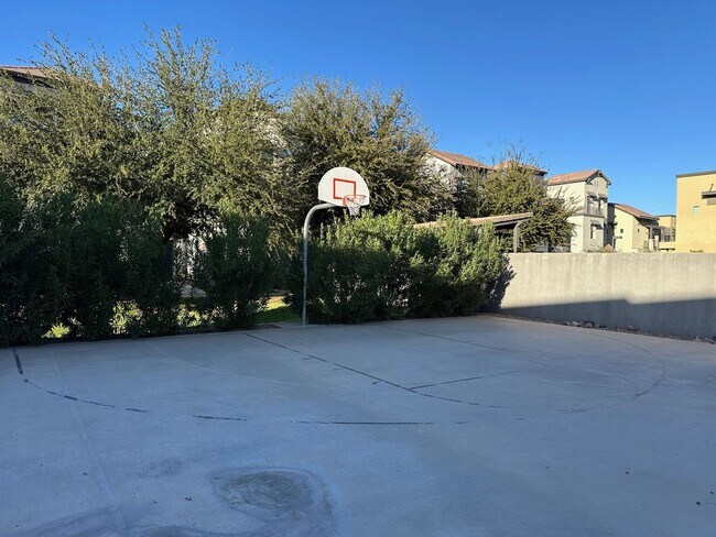 Building Photo - 4 bed 2.5 bath townhouse in The Crossings