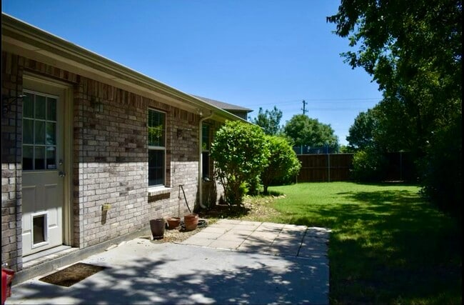 Building Photo - 1600 Knight Trail