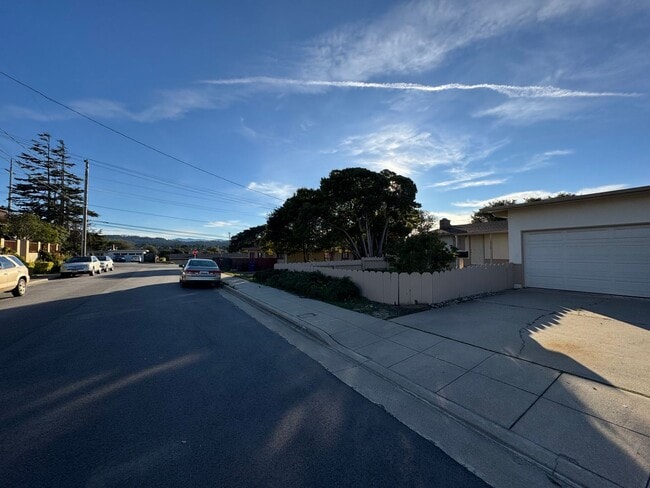 Building Photo - Charming Seaside Home on Quiet Cul-de-Sac