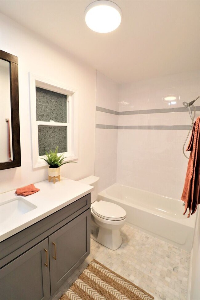 Building Photo - 1230 N Hollywood Way