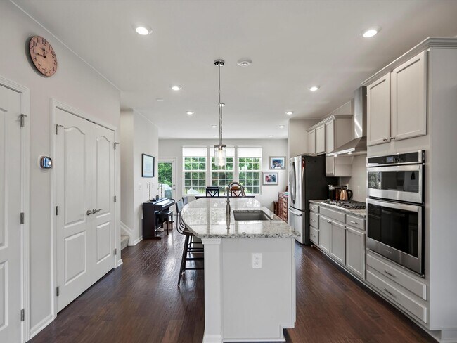 Building Photo - 202 N Sydney Ct