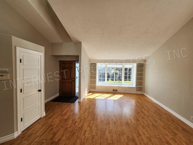 Building Photo - 4+ Bedroom Tigard Home With a Beautiful Vi...