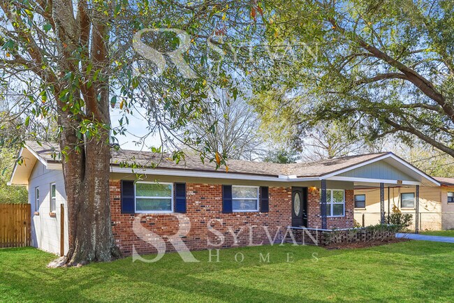 Building Photo - Feel right at home in this charming 3 bedroom, 2 bathroom home