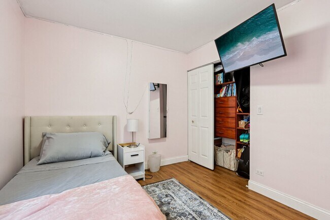 Building Photo - 3432 S Prairie Ave