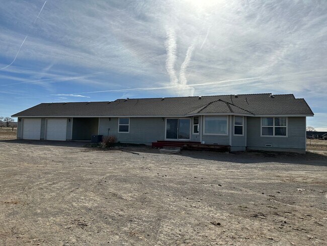 Building Photo - Fully Furnished home with horse Property f...