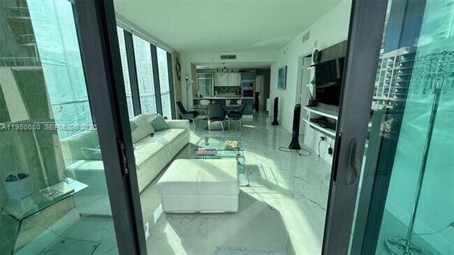 Building Photo - 460 NE 28th St