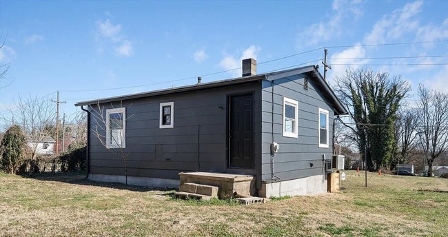 Building Photo - 2 Bedroom 1 Bath Available to Rent for $79...