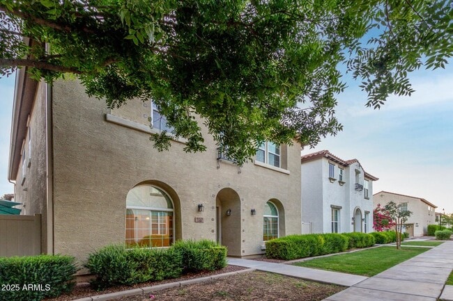Building Photo - 955 S Henry Ln
