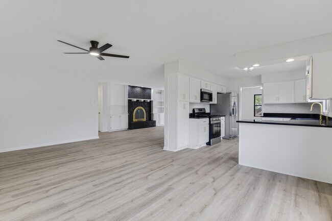 Building Photo - 452 Pasadena Dr