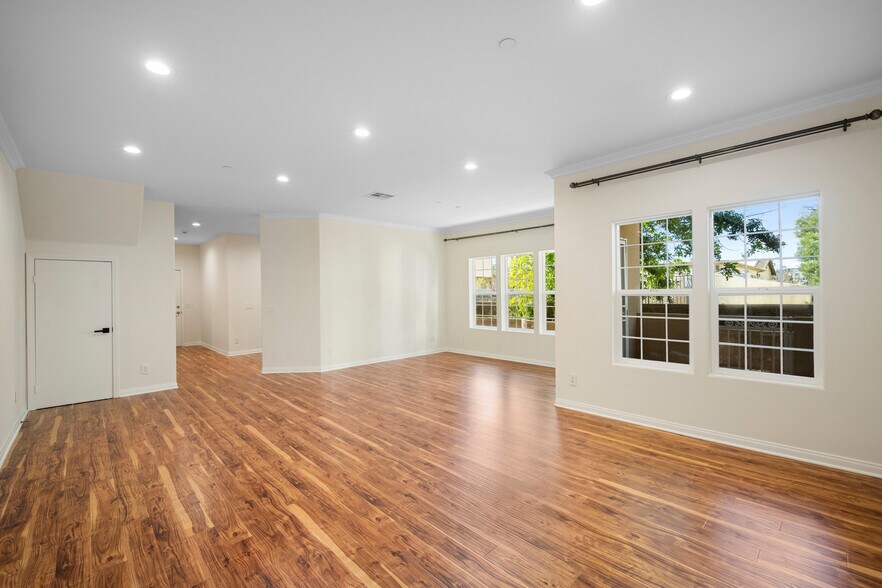 Building Photo - 415 E Dryden St