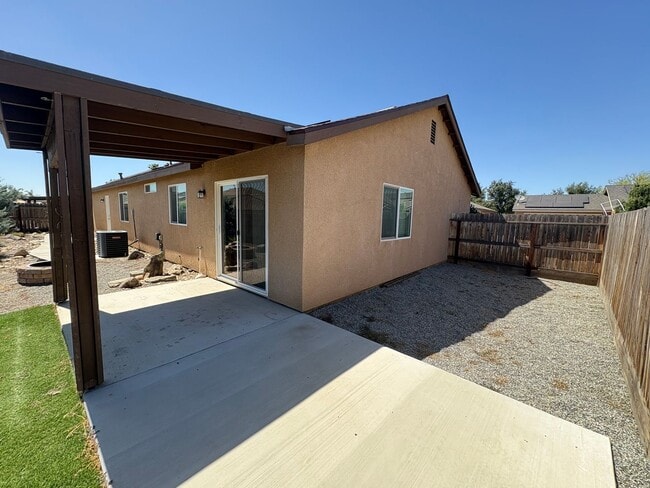Building Photo - NW Visalia Home Available Now!