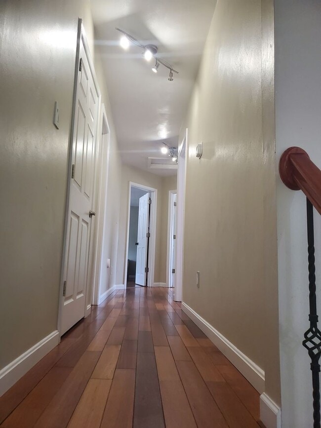 Building Photo - Deep Creek