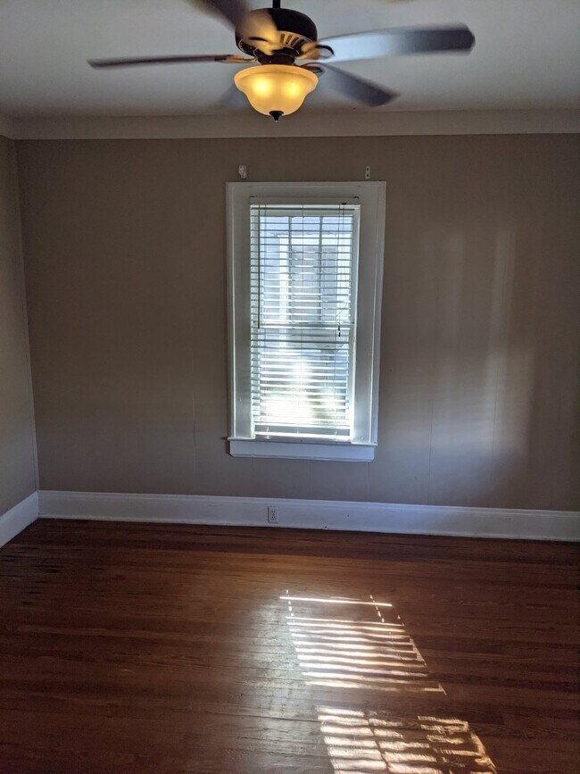 Building Photo - Avondale Beauty on the market!