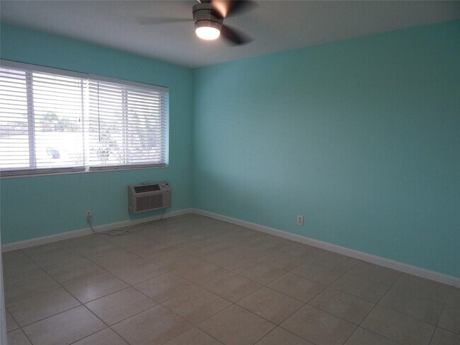 Building Photo - 3220 Bayview Dr