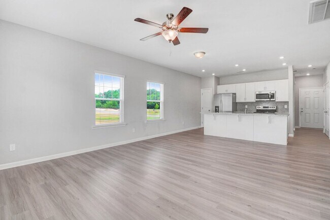 Building Photo - DRAKE ESTATES 3 BR | 2 BA Townhome w/ 2-Ca...