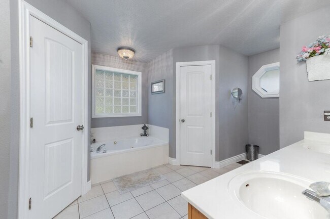 Building Photo - 3 Bedroom Home 2 Bath 2 Car Garage - Great...
