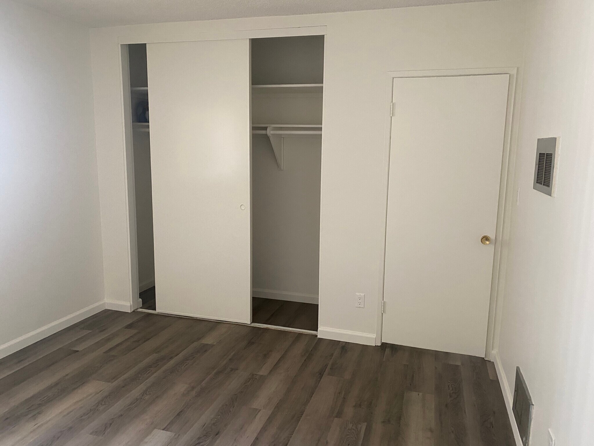 Bedroom and closet - 964 S Ardmore Ave