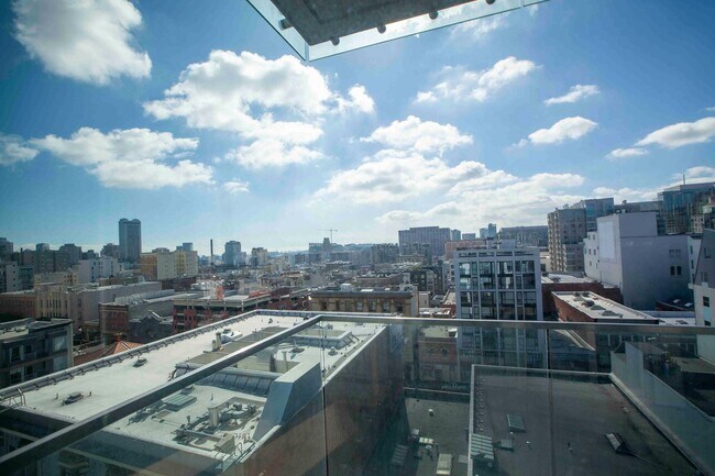 Building Photo - 2BD/2BA Modern Condo w/ Abundant Natural L...