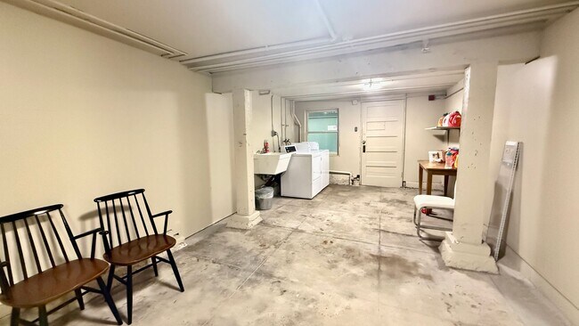 Building Photo - Charming Updated Top Floor 2BR/1BA Marina Apartment w/ Golden Gate Bridge Views! AMSI