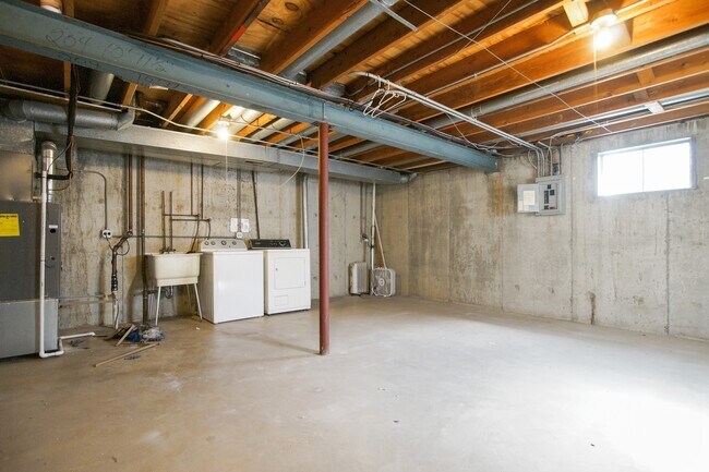 Building Photo - 1360 W Byron Ave