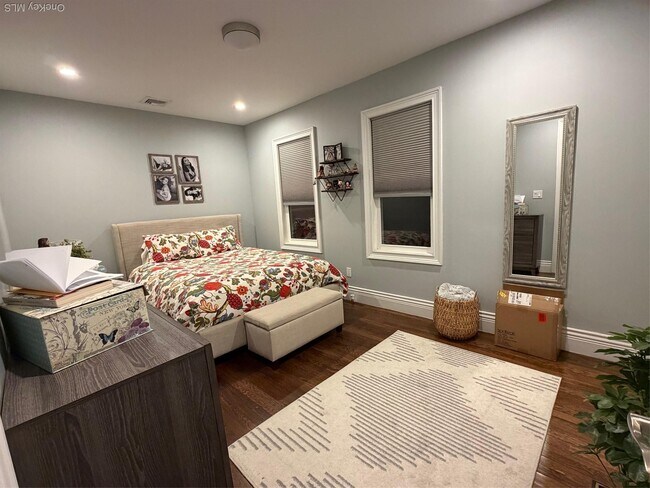 Building Photo - 535 E Walnut St