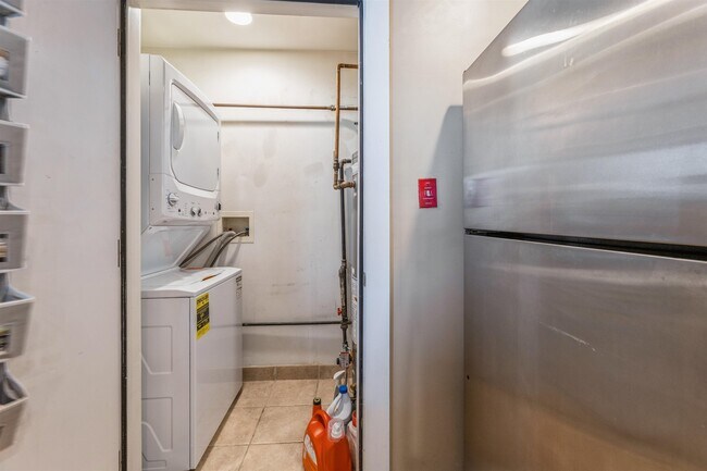 Building Photo - 1100 Clinton St