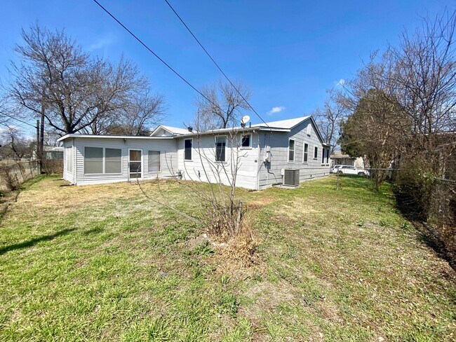 Building Photo - 3 Bedroom 3 bathroom Remodeled home ready to be loved