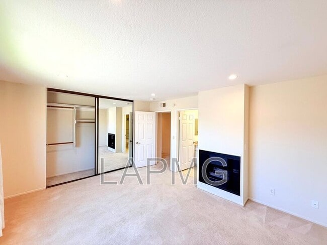 Building Photo - 12251 Moorpark St