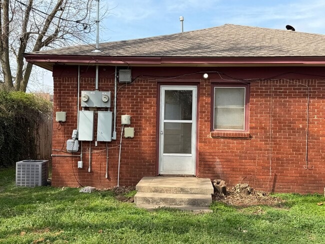 Building Photo - 1 bedroom 1 bath, Bethany Schools- Now Available