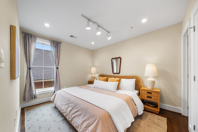 Building Photo - Stylish 2BR/2BA Bi-Level Condo with Private Roof Deck and Covered Parking!