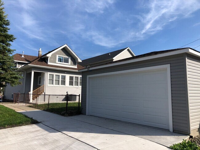 Building Photo - Large remodeled 4bed/2bath close to schools and transportation!
