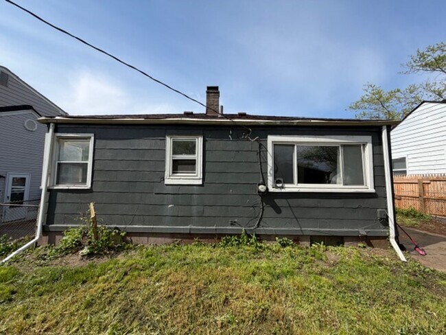 Building Photo - 27813 Avondale St