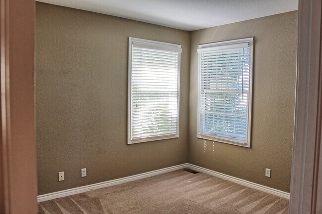Building Photo - 4 bed 2.5 bath home in the Meadows