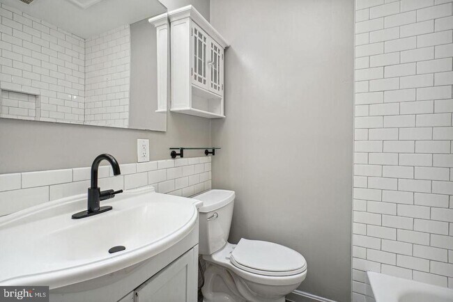 Building Photo - 1736 L St NE