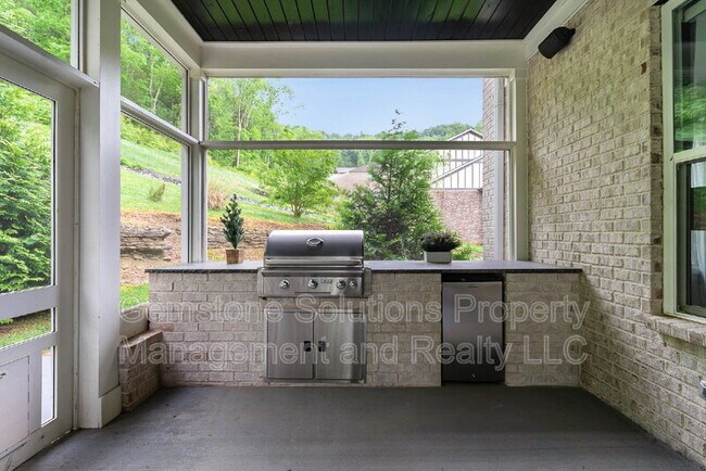 Building Photo - 6343 Wildwood Dr