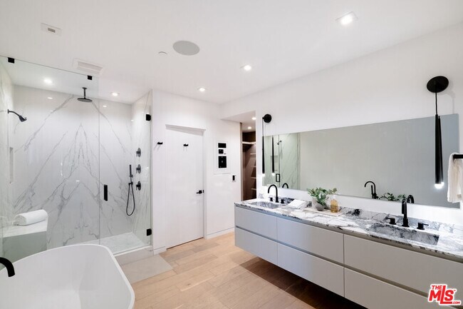 Building Photo - 627 Sunset Ave