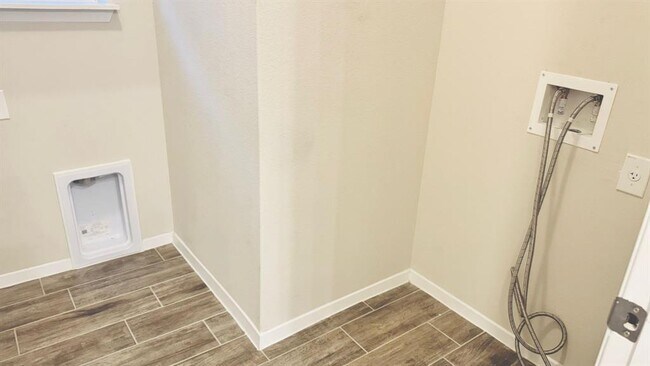 Building Photo - 212 Rollingwood Dr