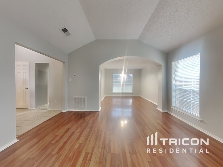Building Photo - 2817 Laurel Hill Dr