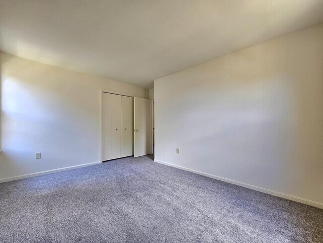 Building Photo - 4719 Gainsborough Dr