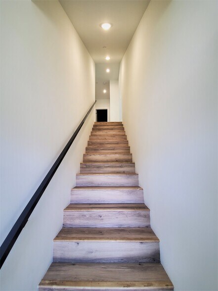 Building Photo - 2337 S Crenshaw Blvd