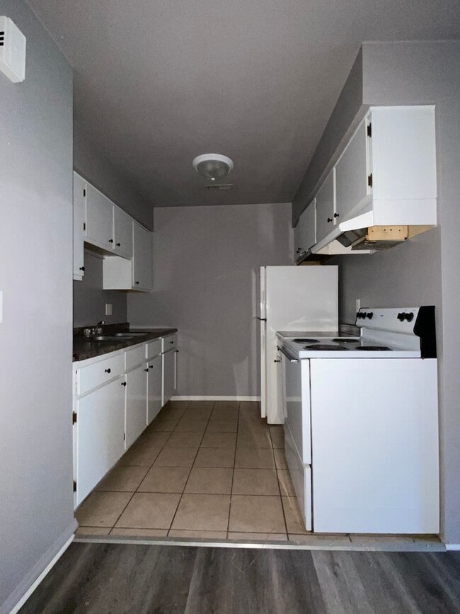 Building Photo - 213 Sunnyridge Ct