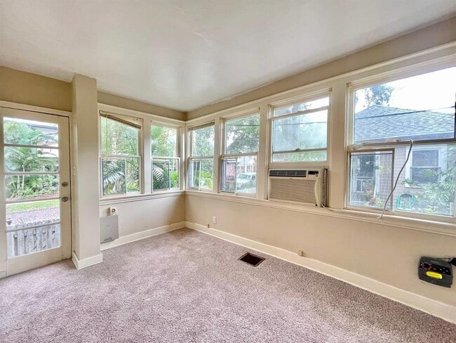 Building Photo - 557 6th Ave N