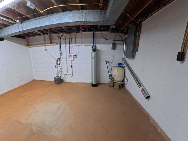 Building Photo - Home on three acre lot with garage