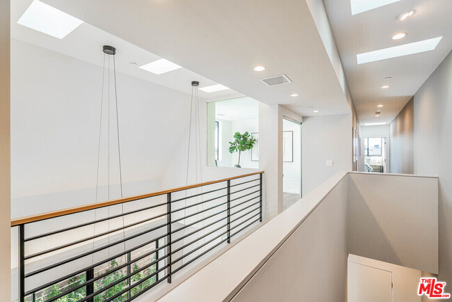 Building Photo - 4427 Kingswell Ave
