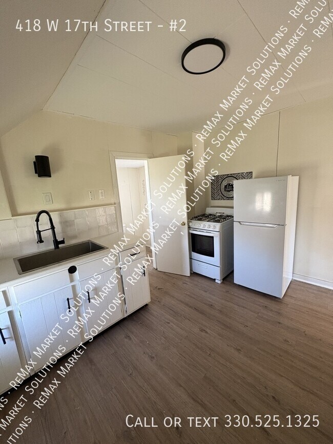 Building Photo - 418 W 17th St