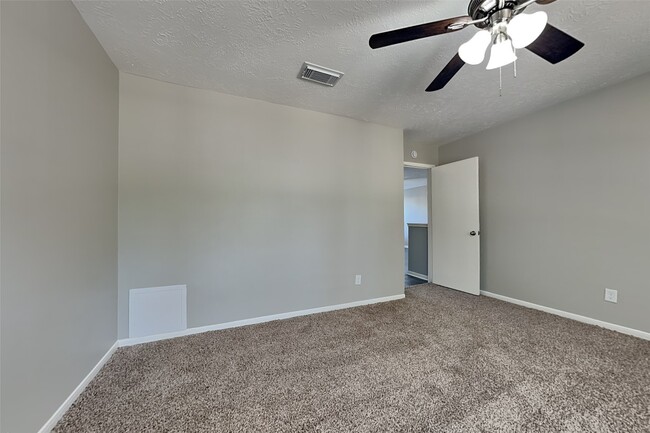 Building Photo - 2211 Pincher Creek Dr