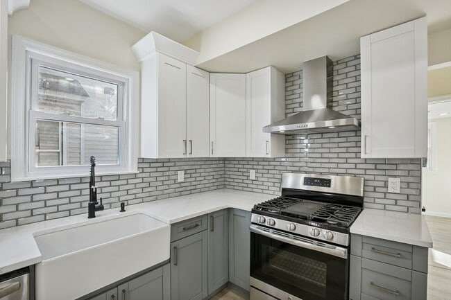 Building Photo - 4 Lincoln Pl